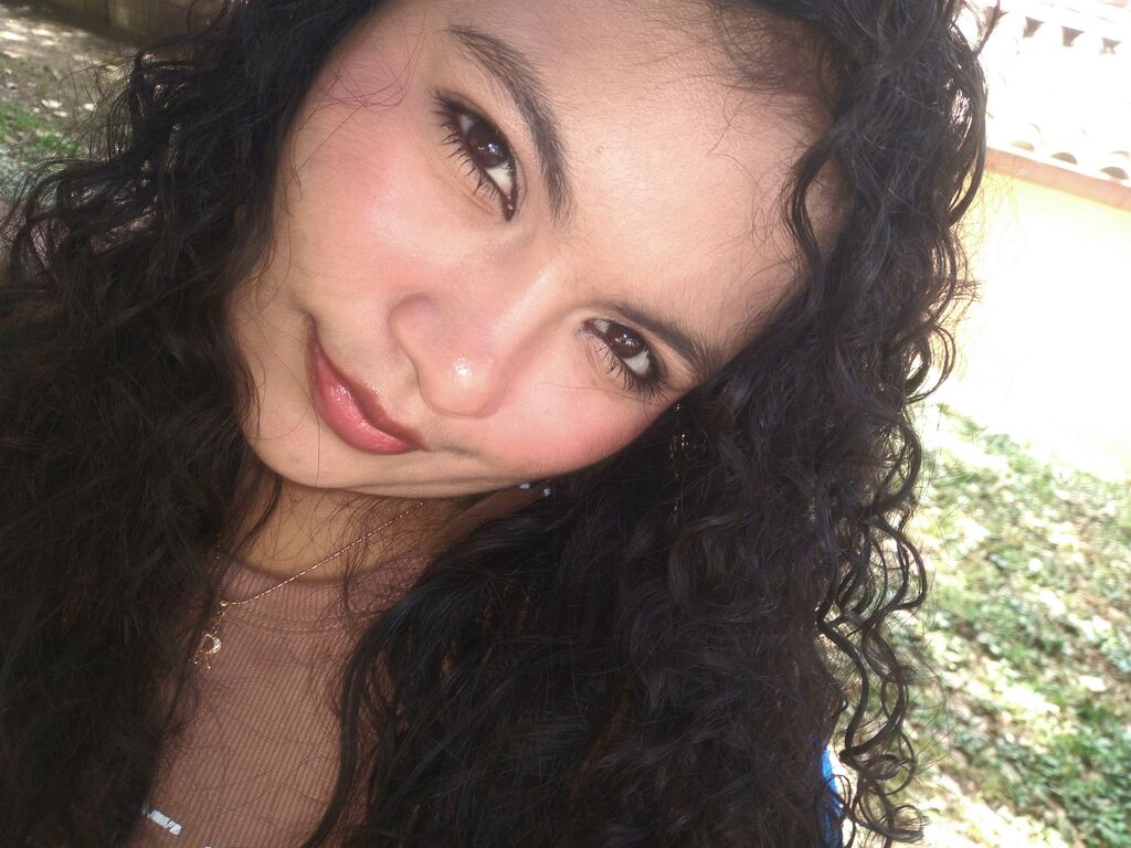 Browse SophiaxGuzman live chat profile