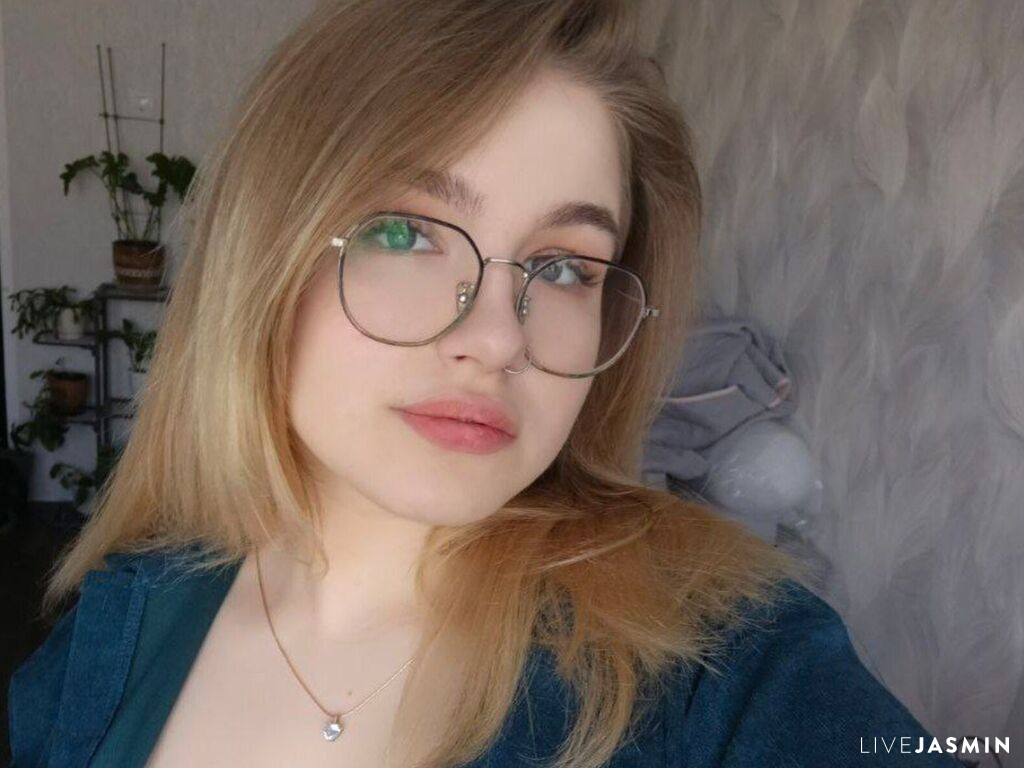 Live cam model SophieVietto