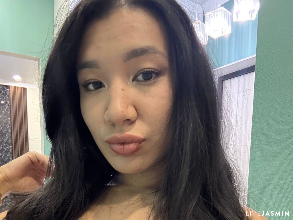 SuriValmont live cam girl profile