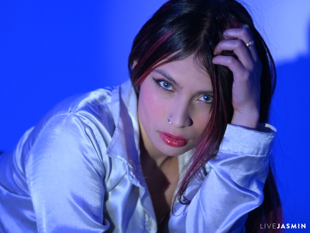 Live cam model TiffanySuarez