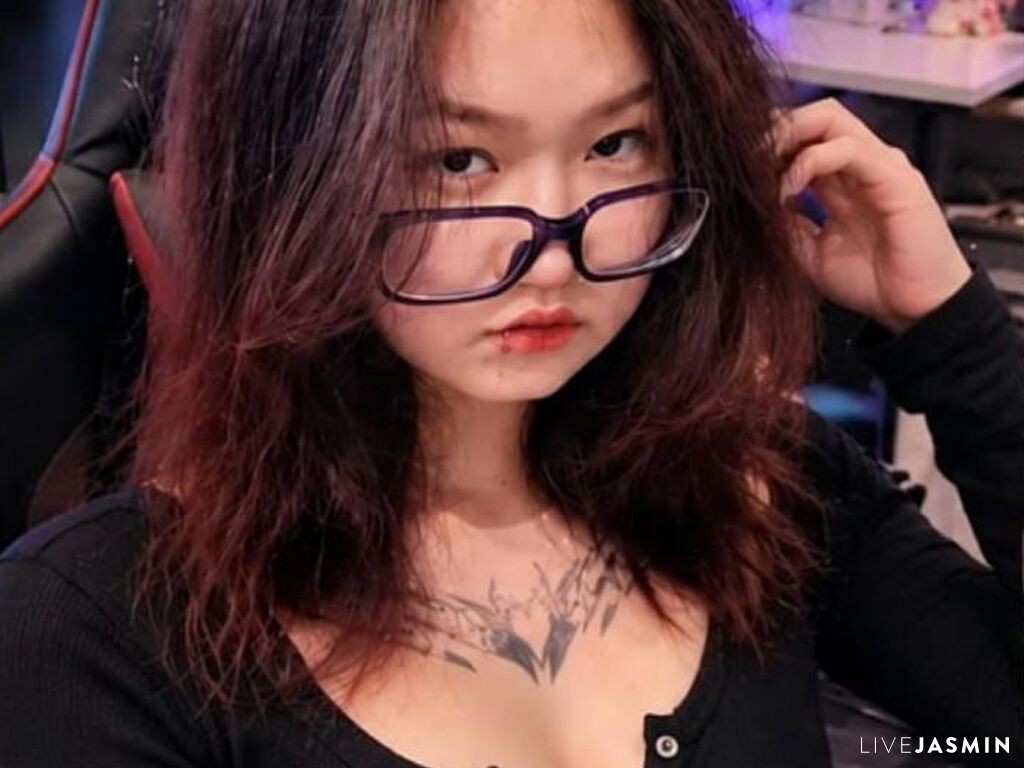 Live cam model TishaOyervides