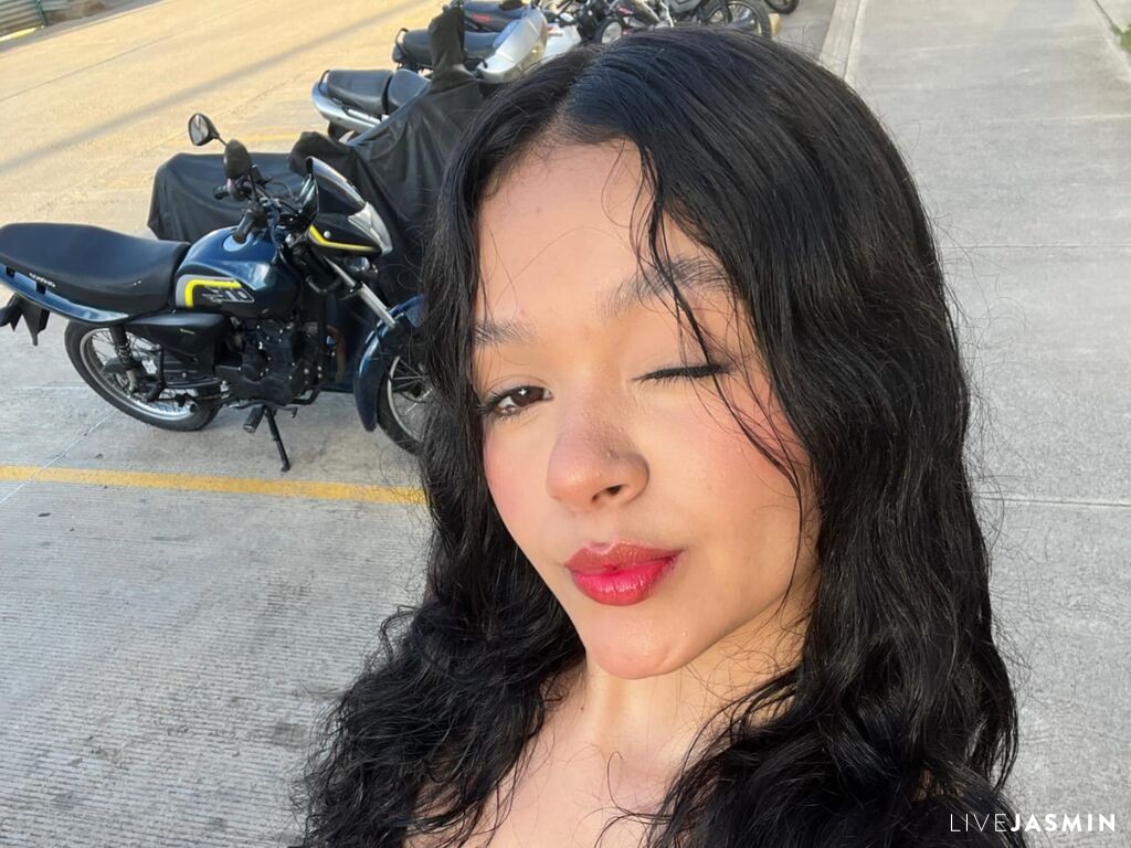 Live cam model TokioWhite