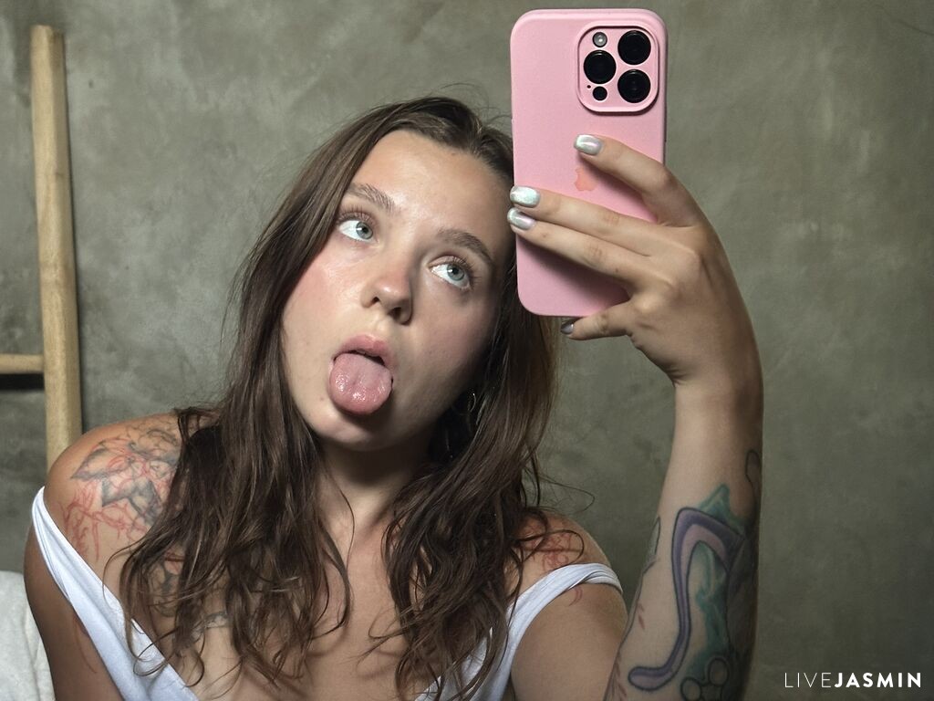 Live cam model TomikaLuczki
