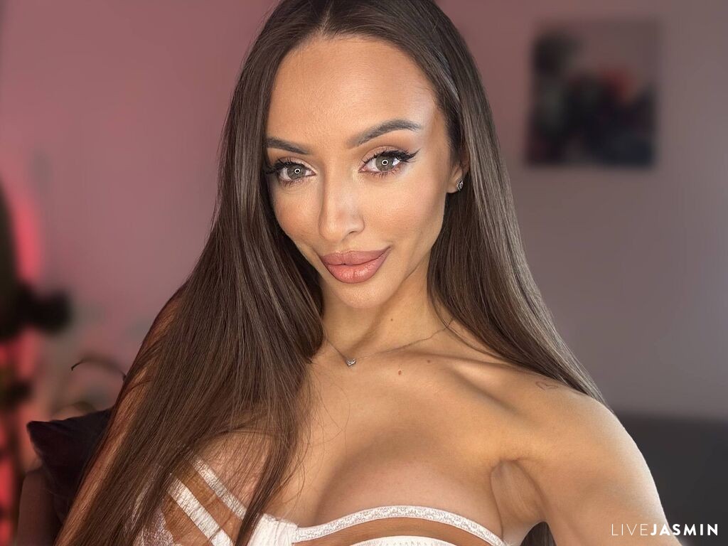 Live cam model TynaAkira
