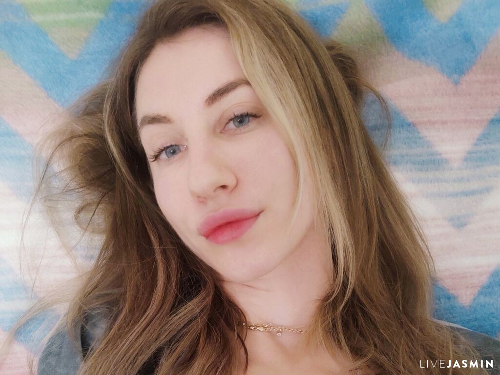 Live cam model VelvetNika