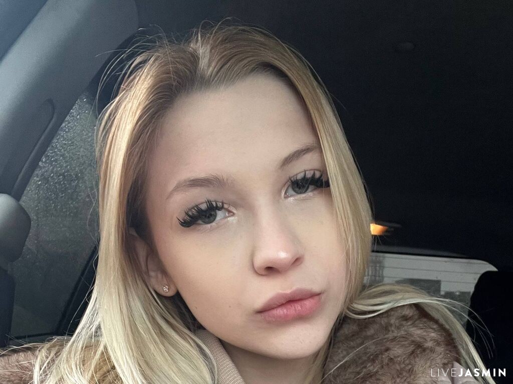 View VeronicaBarks cam profile and live status