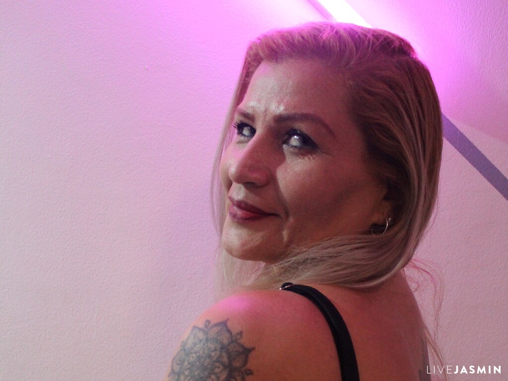 Live cam model VictoriaRubio