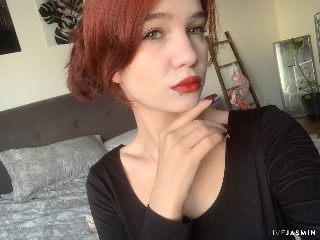 Live cam model ViperBlosom
