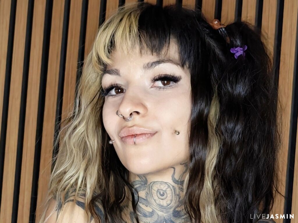Live cam model VivVixen