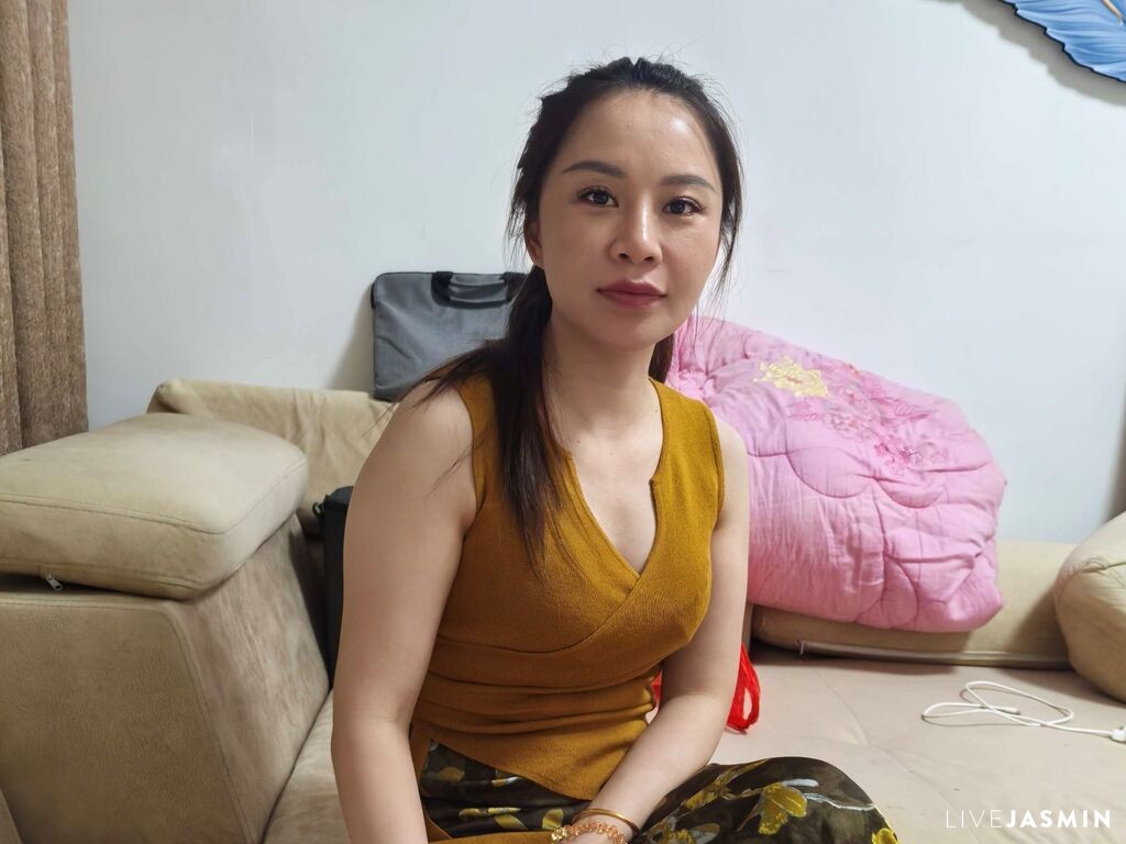 Browse XiaoJuan live chat profile