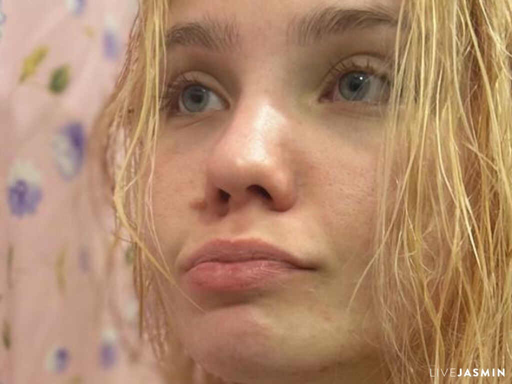 Live cam model YallyGreen