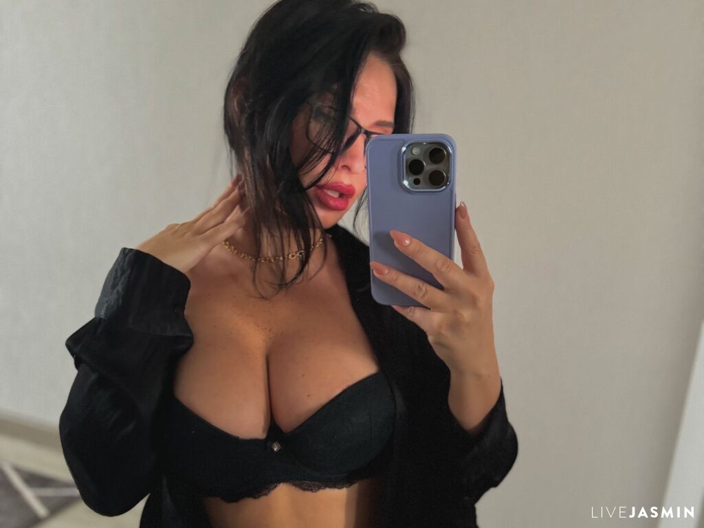 Live cam model YannaDim