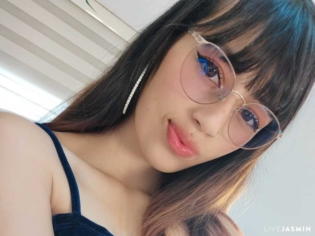 Live cam model YiyisMarthin