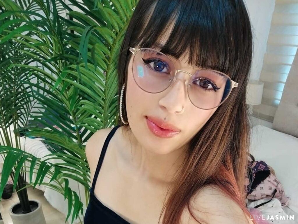 Live cam model YiyisRebel