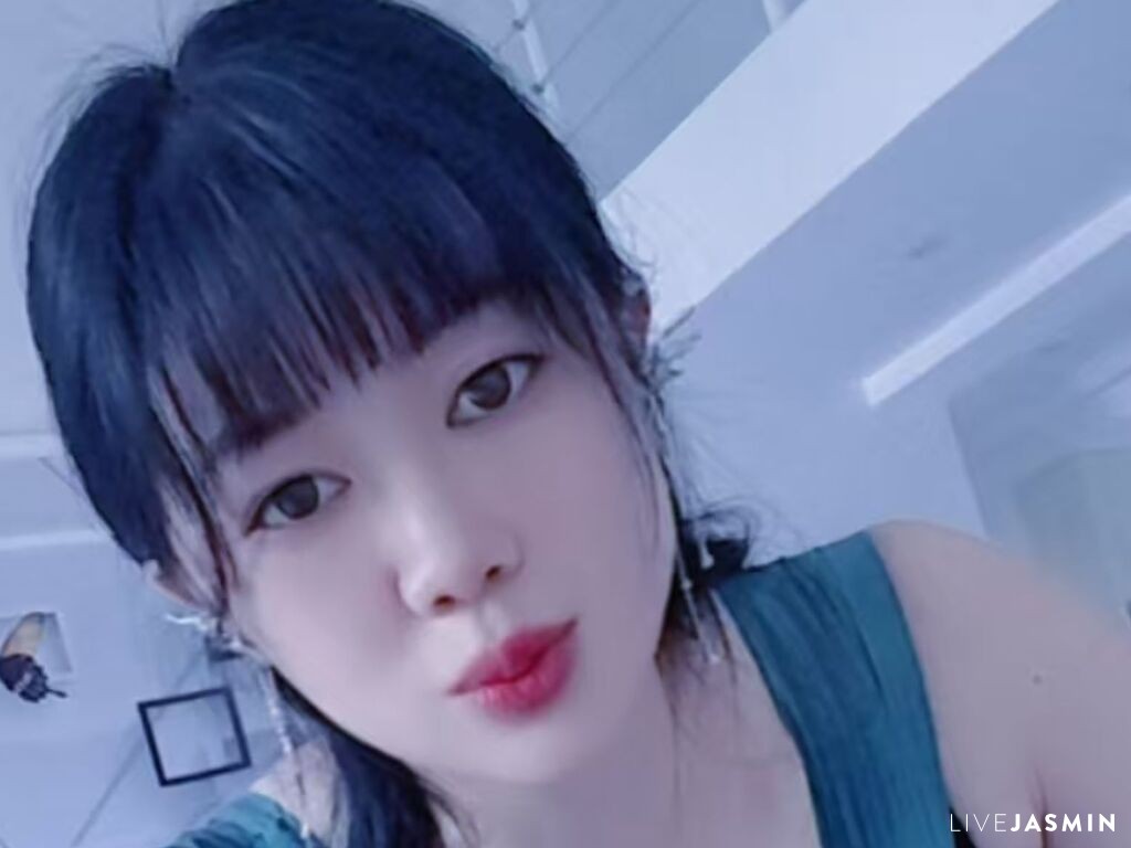 Live cam model YueXiaoyue