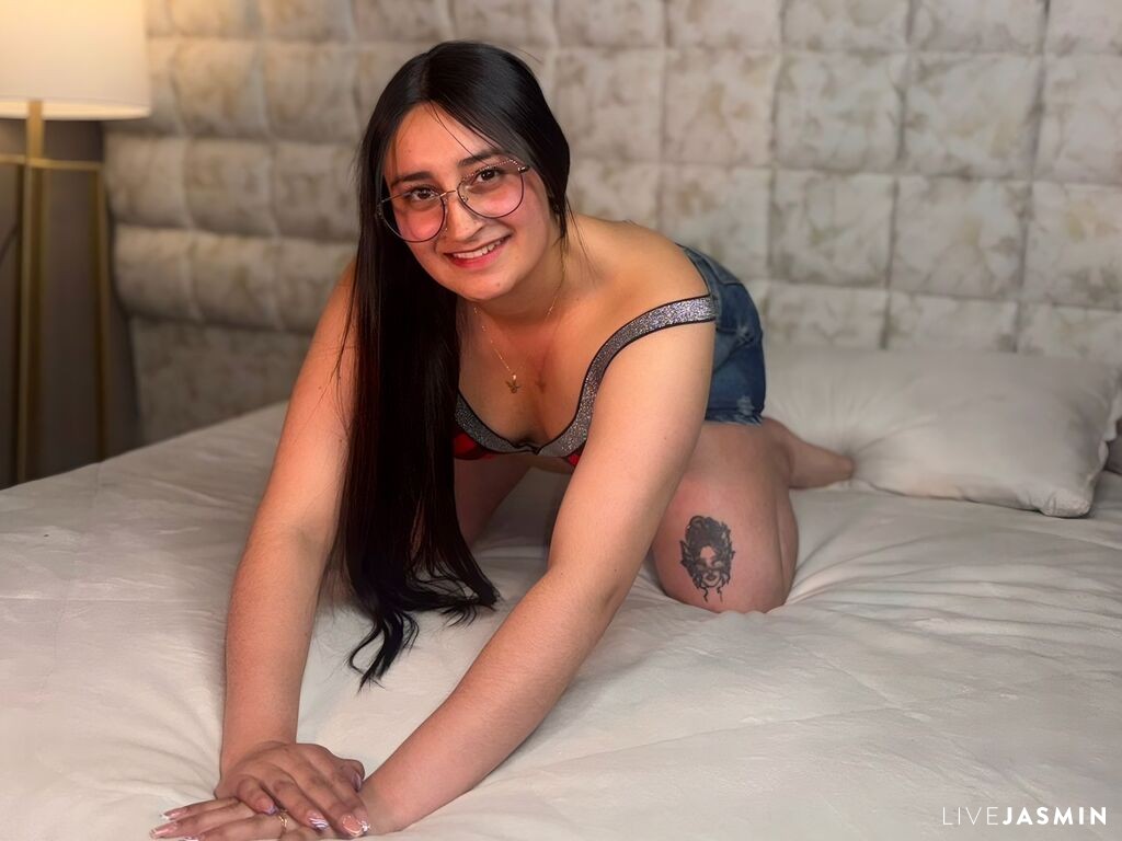 Live cam model ZeleneVelle